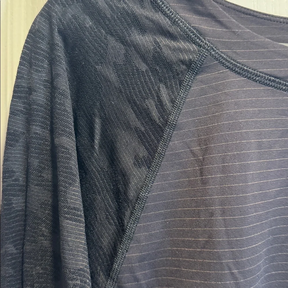 415-Lululemon Run For Days Long Sleeve
Black - Picture 8 of 11